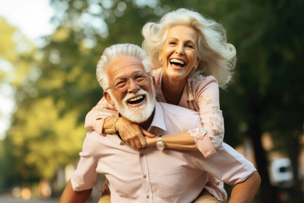 Casal idoso sorridente com prótese protocolo na Sollis Odontologia em Jaguariúna, demonstrando segurança e estética natural ao sorrir.