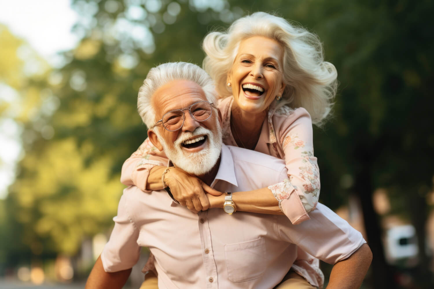 Casal idoso sorridente com prótese protocolo na Sollis Odontologia em Jaguariúna, demonstrando segurança e estética natural ao sorrir.