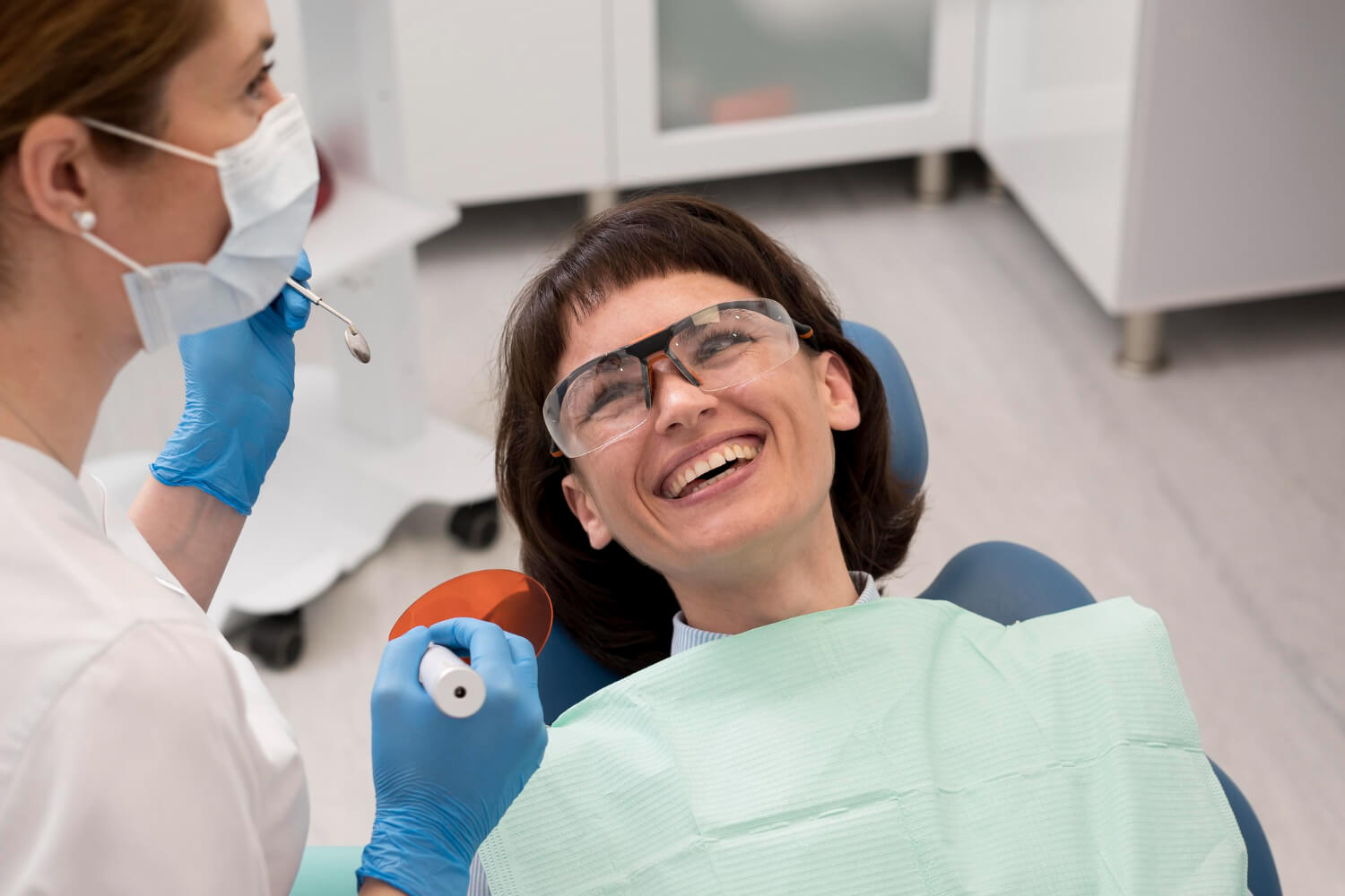 Paciente confortável e sorrindo na cadeira odontológica durante consulta de clareamento dental na Clínica Sollis em Jaguariúna.
